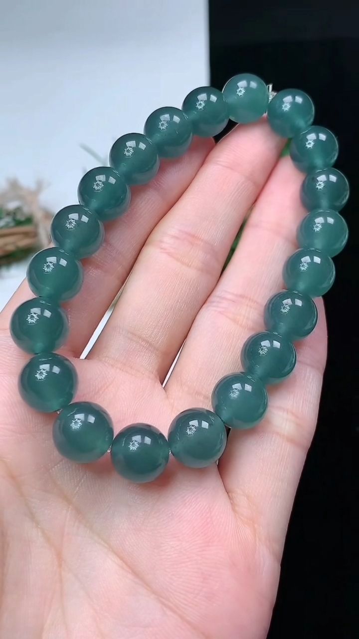 天然A货翡翠蓝水圆珠手串，尺寸10-20颗，重量:35.89g4月26日
工厂直销收藏佳品,种好水足，色泽均匀，有种有色，上手高大气！