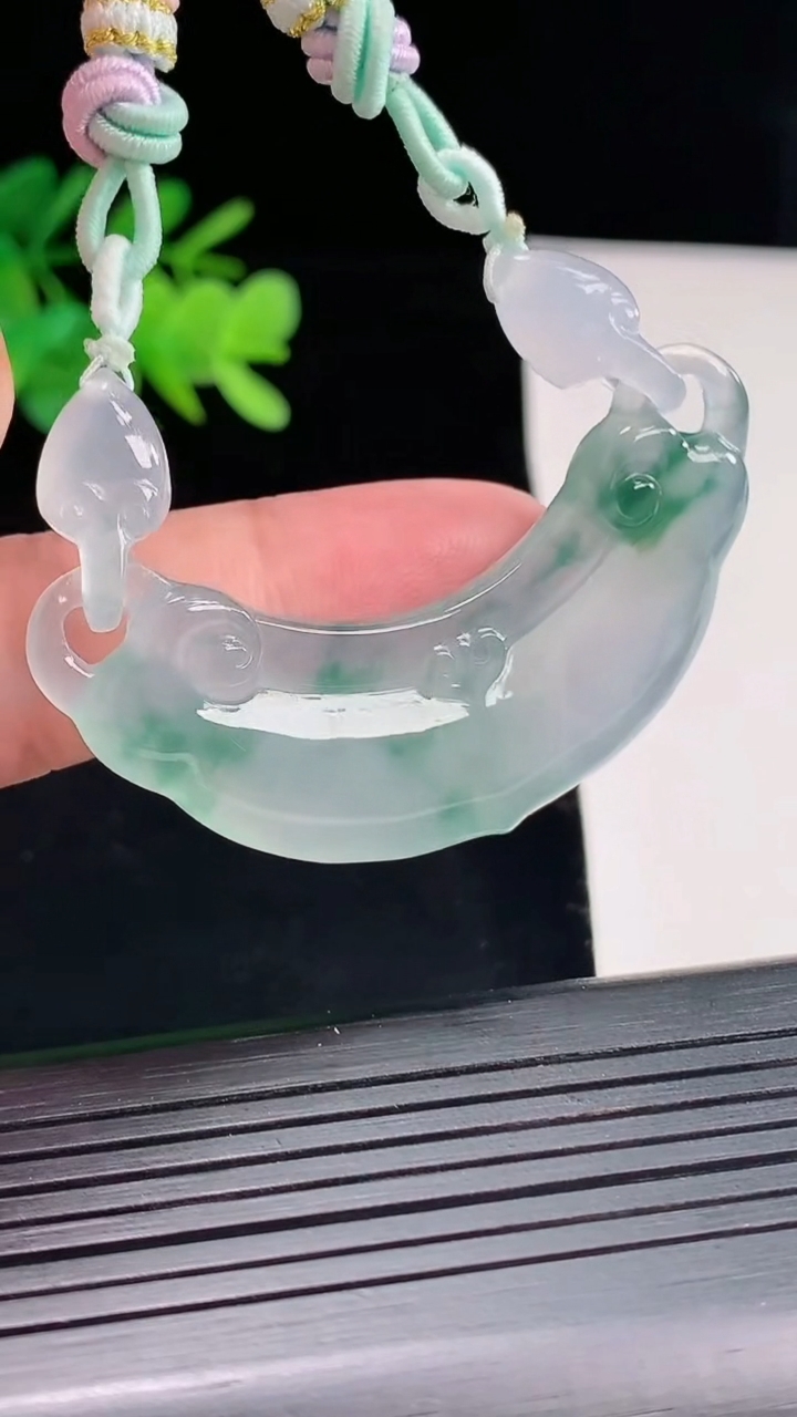 天然A货翡翠种飘花平安如意锁吊坠，尺寸52-16-5.8重量:16.41g
4月26日