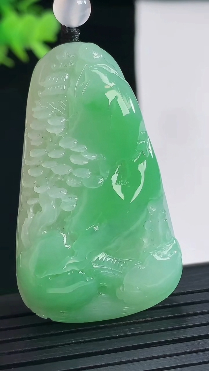 天然A货翡翠山水牌吊坠，尺寸47-28-10重量:29.27g
4月26日