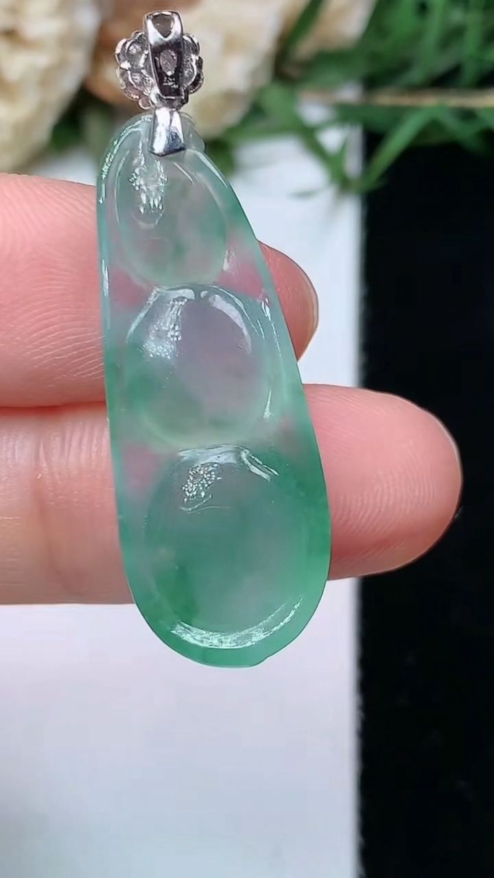 天然A货翡翠飘花福豆吊坠，尺寸31-11.6-6，重量:3.62g
4月26日