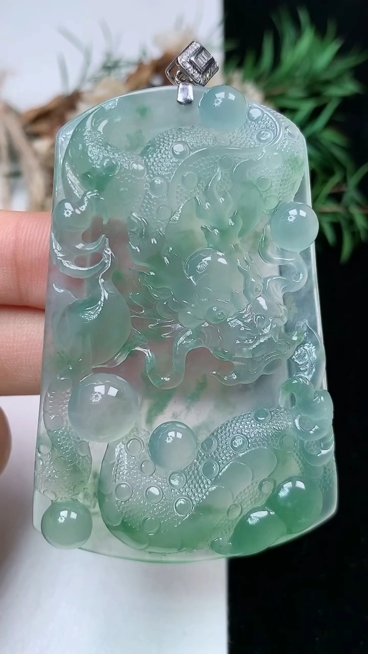 天然A货翡翠龙牌吊坠，尺寸63-40.6-6.2，重量:31.97g
4月26日