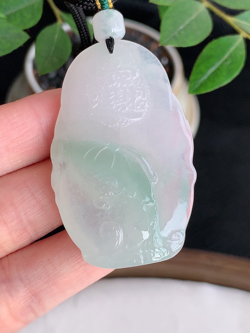 天然A货翡翠飘绿财神爷吊坠 
尺寸47.5-30-11.5mm 重量35.12g 0425