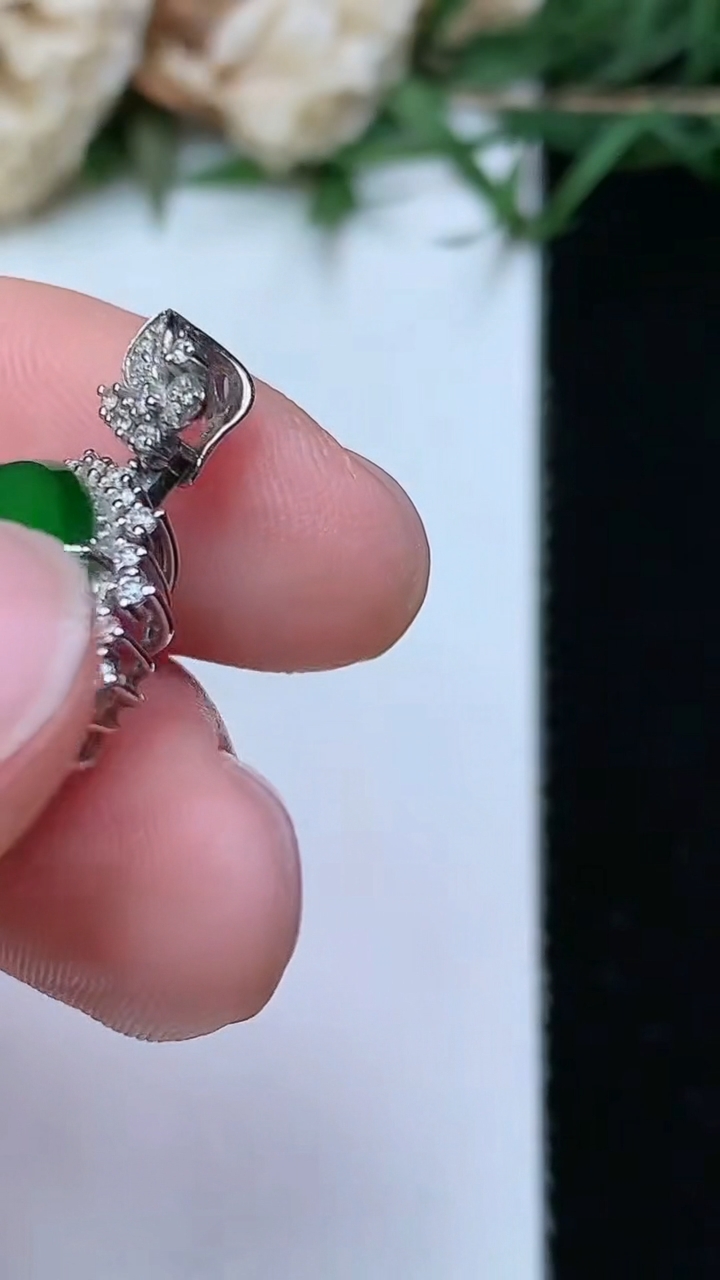 天然A货翡翠无事牌吊坠，尺寸25.5-16-5.8，裸石12.6，重量:2.02g
4月26日