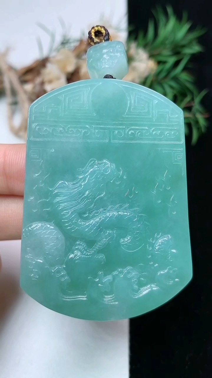 天然A货翡翠龙牌吊坠，尺寸54.8-39.7-12，重量:69.96g
4月26日