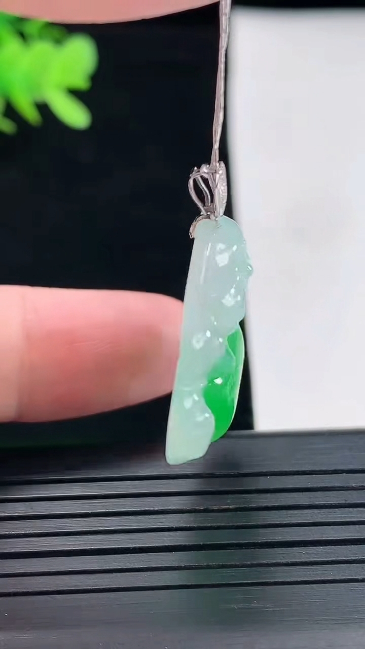 天然A货翡翠佛公吊坠，尺寸25-28-5.6重量:6.35g
4月26日