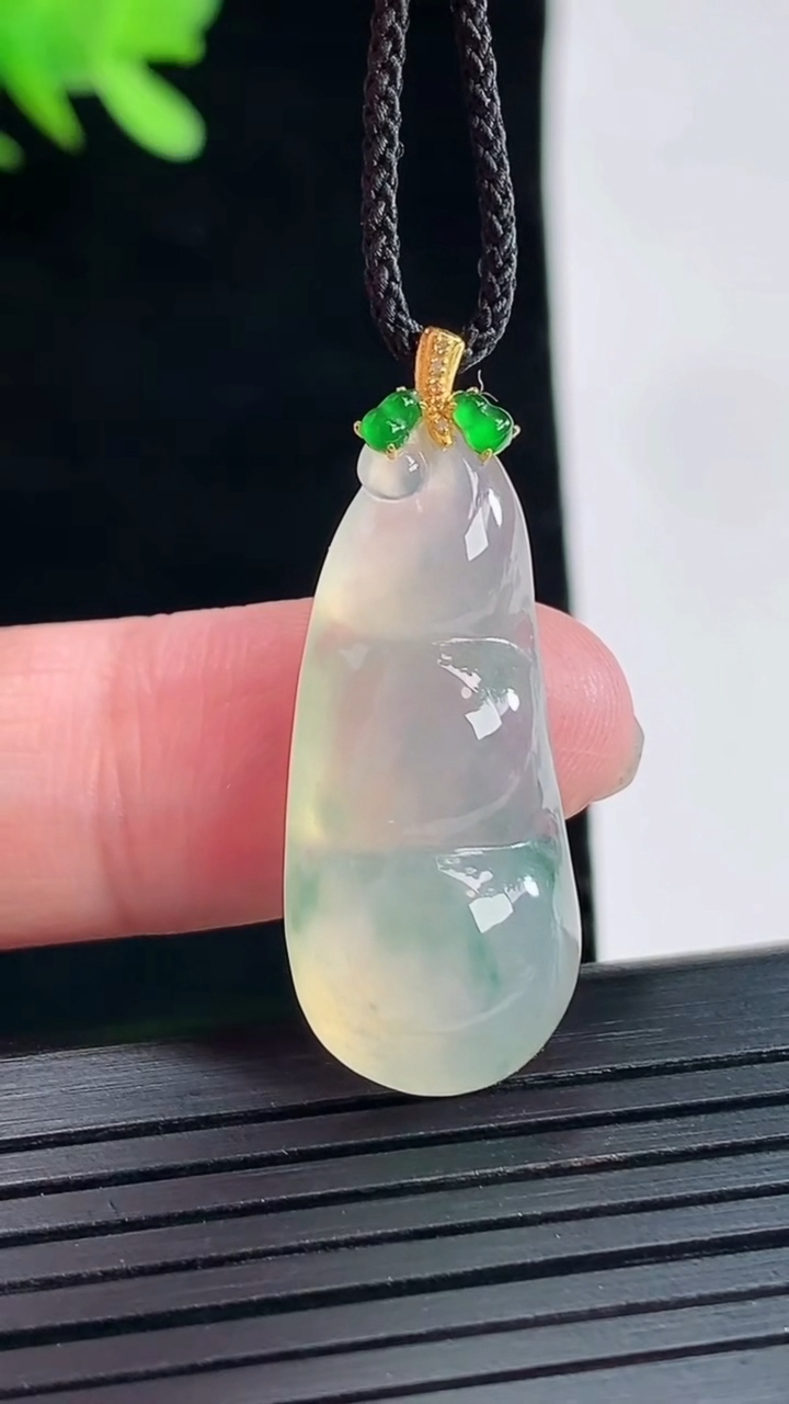 天然A货翡翠花福豆吊坠，尺寸30-13-7重量:4.08g
4月26日