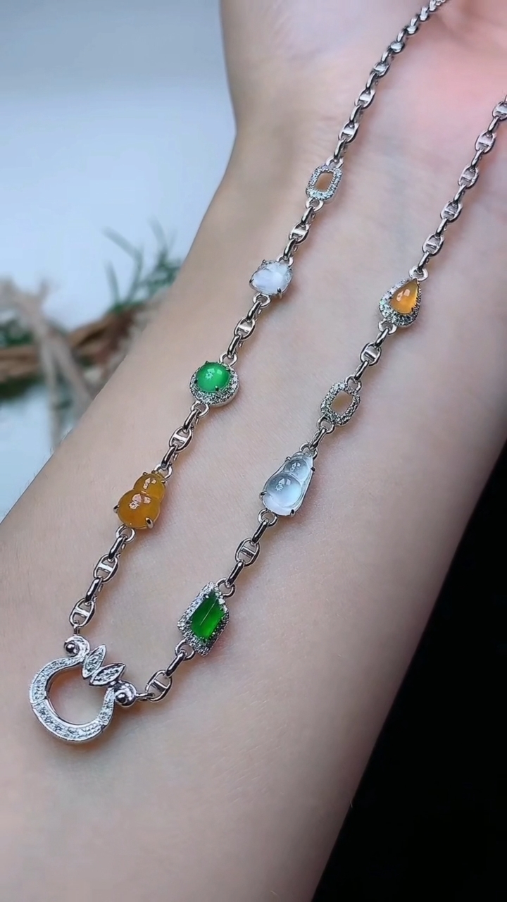 天然A货翡翠白冰葫芦项链，尺寸7.7-4.4-3.3，重量:5.44g4月26日
工厂直销收藏佳品,种好水足，色泽均匀，有种有色，上手高大气！