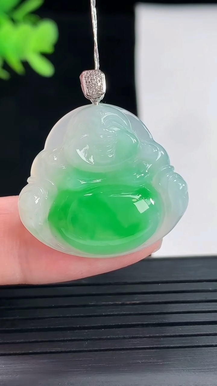 天然A货翡翠佛公吊坠，尺寸25-28-5.6重量:6.35g
4月26日