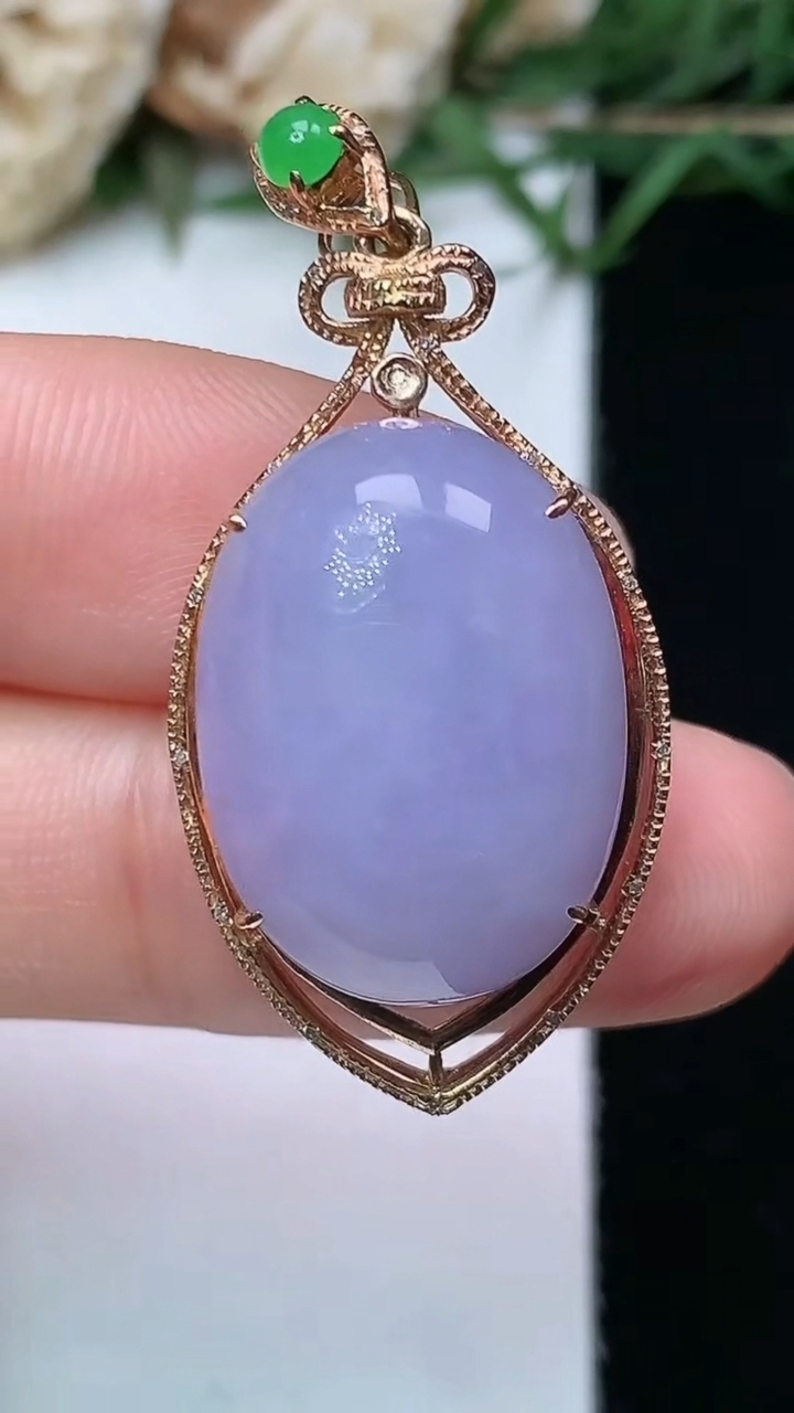 天然A货翡翠k金紫罗兰蛋面吊坠，尺寸36.5-17.2-10.3，裸石19.9-14.3，重量:5.33g
4月26日