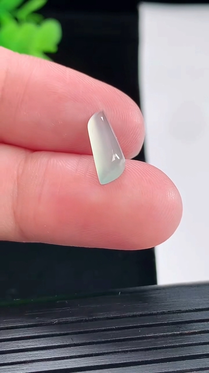 天然A货翡翠随形镶嵌件，尺寸14-5-3.5重量:0.42g
4月26日