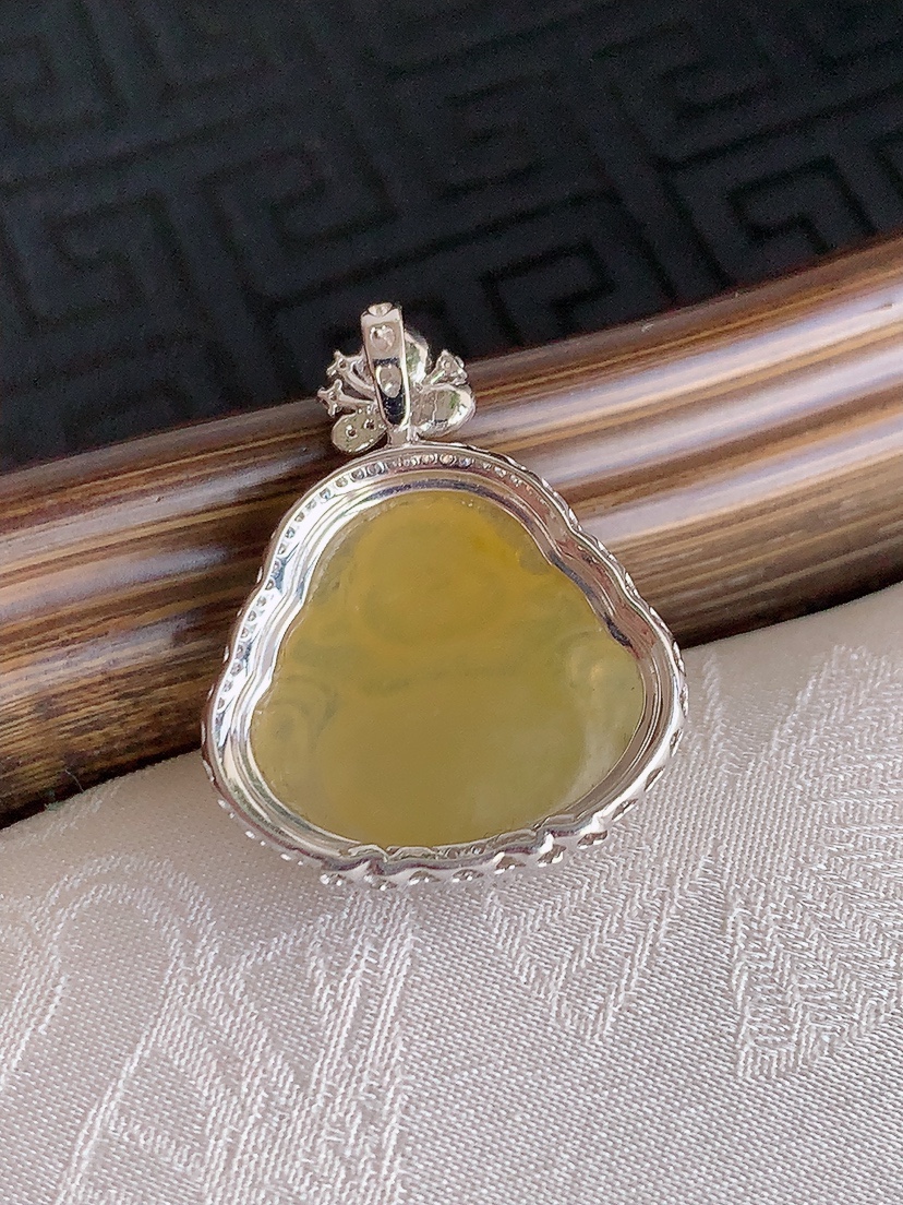 天然A货翡翠18K金伴钻镶嵌黄翡佛公吊坠 
尺寸25.6-20.5-7裸石15.6-17mm 重量3.18g 0425