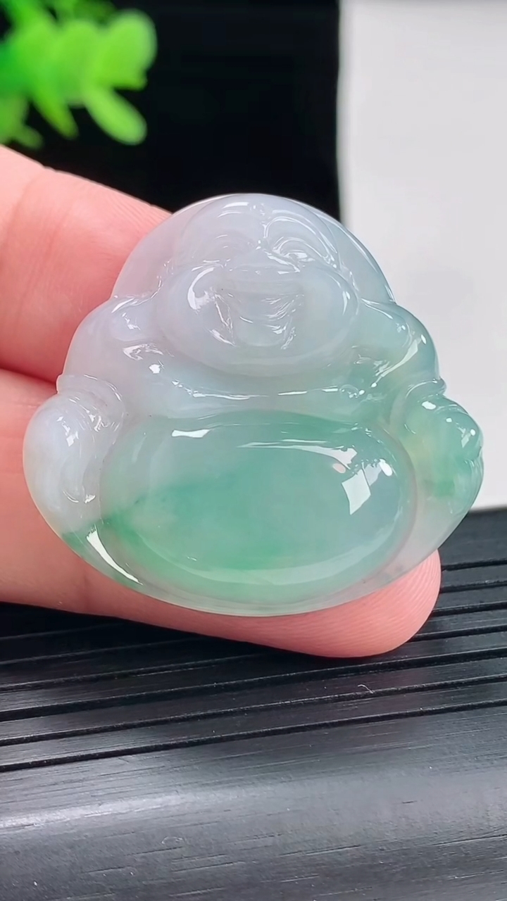 天然A货翡翠飘花佛公吊坠，尺寸32.5-35-6.2重量:10.82g
4月26日