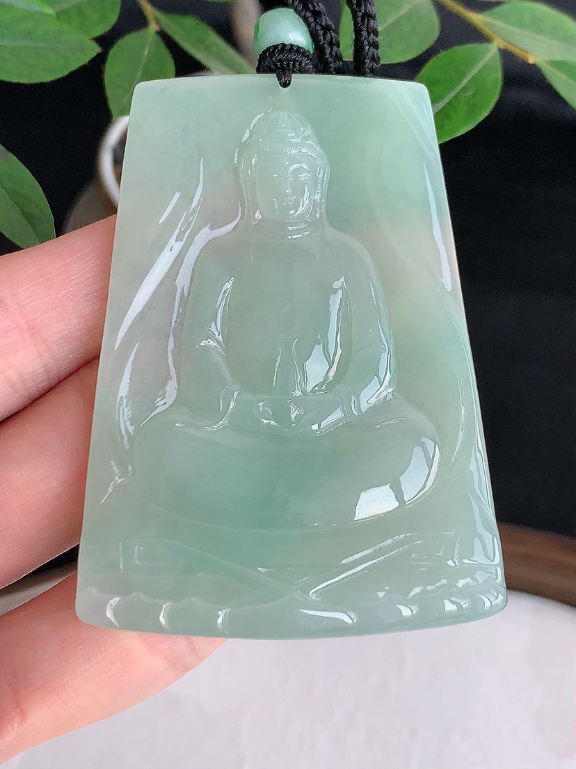 天然A货翡翠满绿晴水观音吊坠 
尺寸66.8-47.2-6mm 重量48.38g 0425