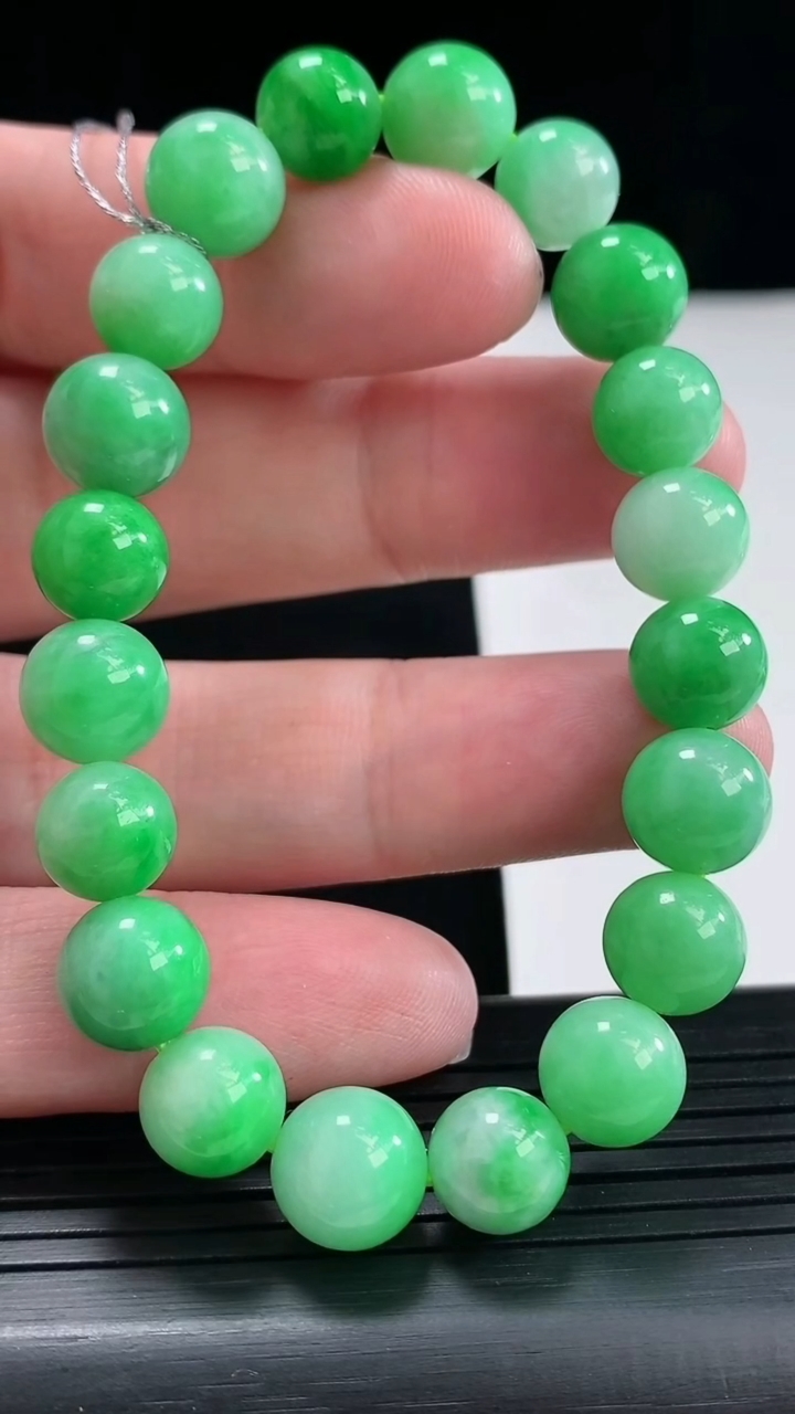 天然A货翡翠圆珠手串，尺寸9.5-20颗重量:27.74g4月26日
工厂直销收藏佳品,种好水足，色