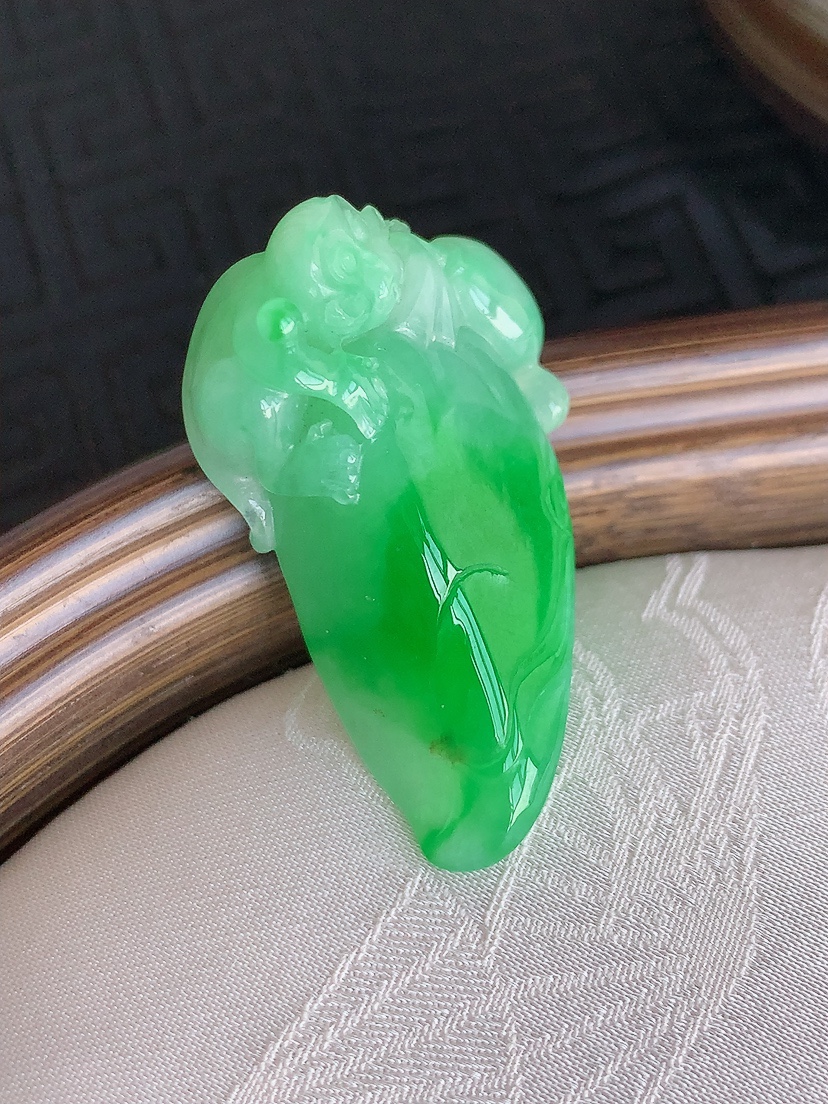 天然A货翡翠飘阳绿福瓜吊坠  
尺寸36.6-22.6-12.6mm 重量13.43g 0425