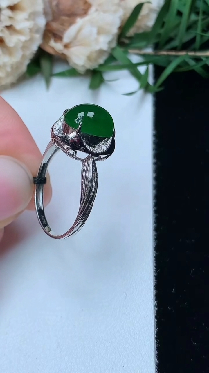 天然A货翡翠蛋面戒指，尺寸17-9.6-7.4，重量:2.35g2026年4月26日
工厂直销收藏佳品,种好水足，色泽均匀，有种有色，上手高大气！