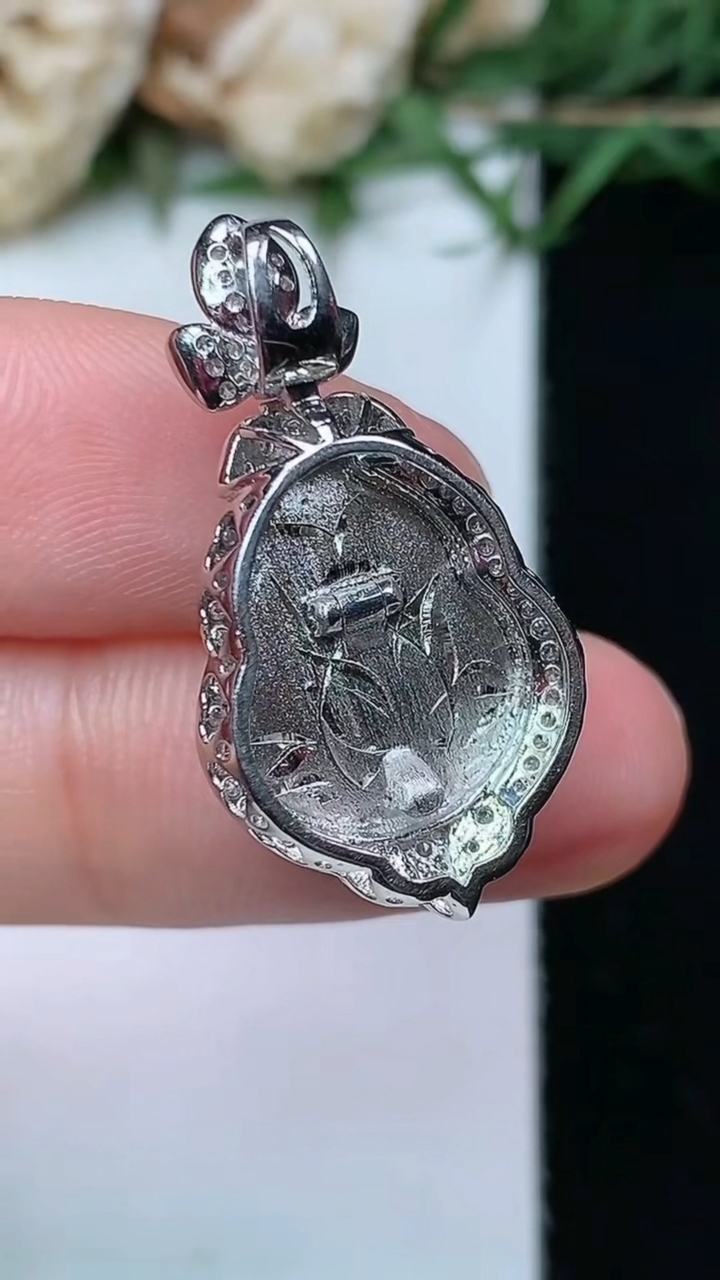 天然A货翡翠葫芦吊坠，尺寸27.7-14.7-9.2，裸石14.7-12，重量:4.01g
4月26日