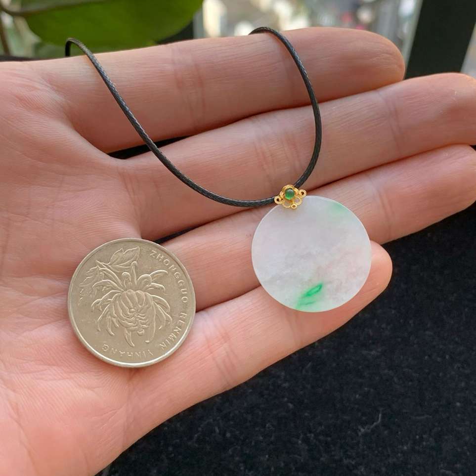 A货天然翡翠冰糯种18k飘绿无事牌吊坠重量2.54
4月26日