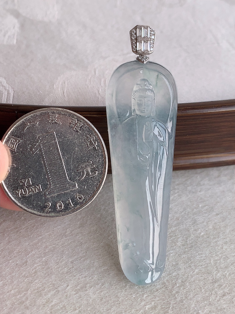 天然A货翡翠18K金伴钻镶嵌飘花观音吊坠 
尺寸58.6-50-16.5-6.3mm 重量11.76g 0425