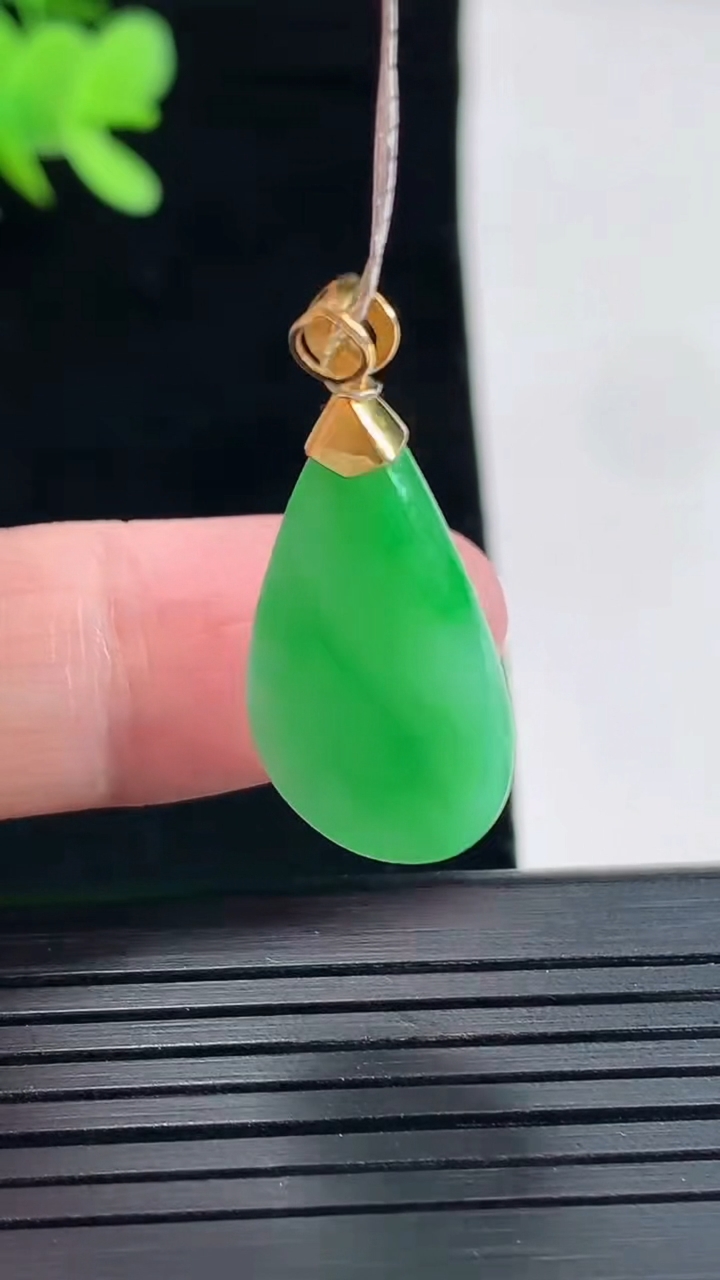 天然A货翡翠水滴吊坠，尺寸22.5-14-5.5重量:3.62g
4月26日