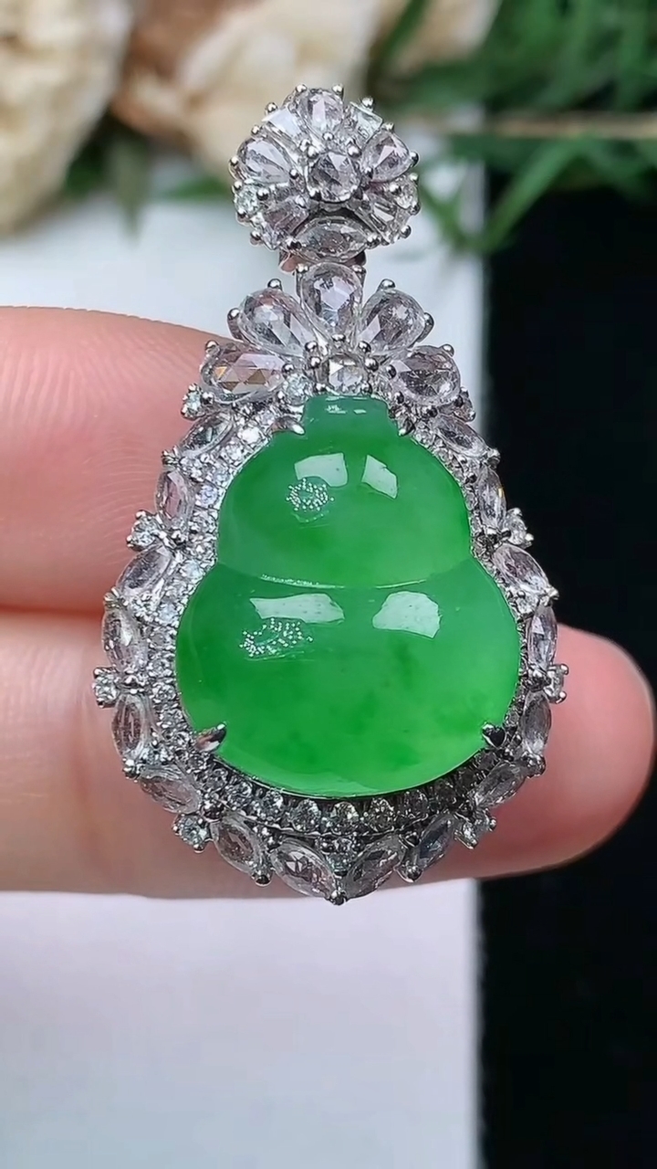 天然A货翡翠葫芦吊坠，尺寸33.6-19-11.6，裸石15.5-13.3，重量:6.49g
4月2