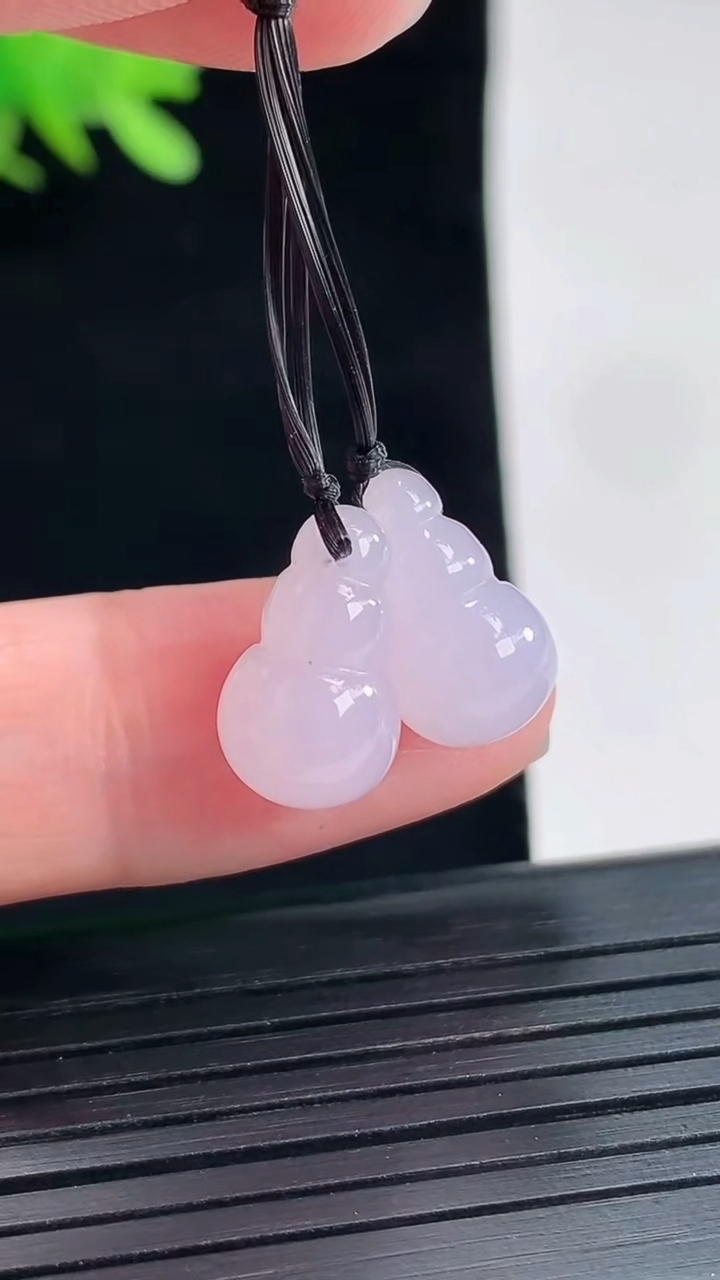 天然A货翡翠紫罗兰葫芦吊坠一对，尺寸14-8-8.5重量:2.86g
4月26日