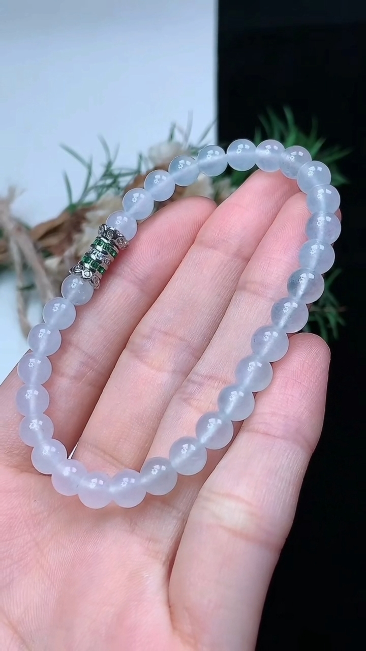 天然A货翡翠白冰圆珠手串，尺寸5.7-30颗，重量:11.38g4月26日
工厂直销收藏佳品,种好水足，色泽均匀，有种有色，上手高大气！