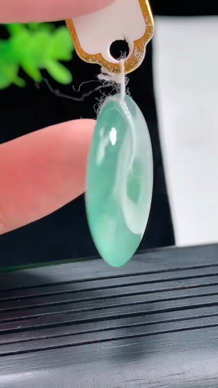 天然A货翡翠平安扣吊坠，尺寸27.5-5重量:8.00g
4月26日