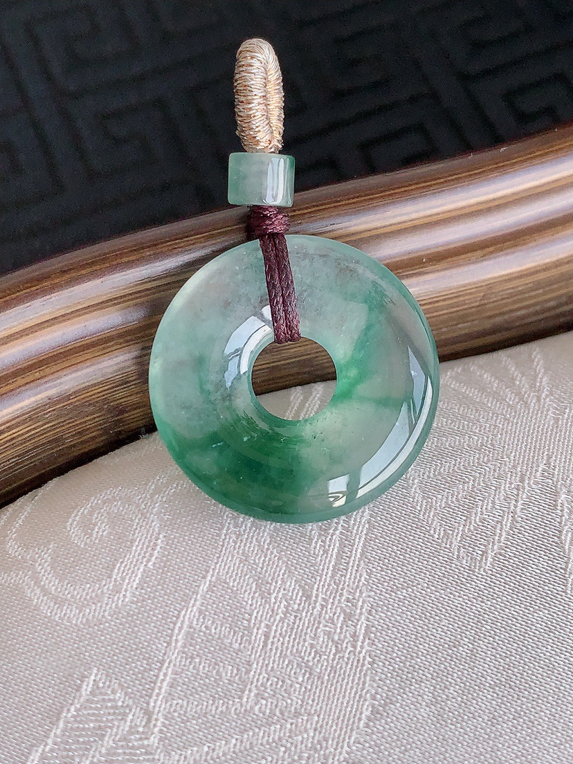 天然A货翡翠飘花平安环吊坠 
尺寸20.5-3.5mm 重量3.25g 0425