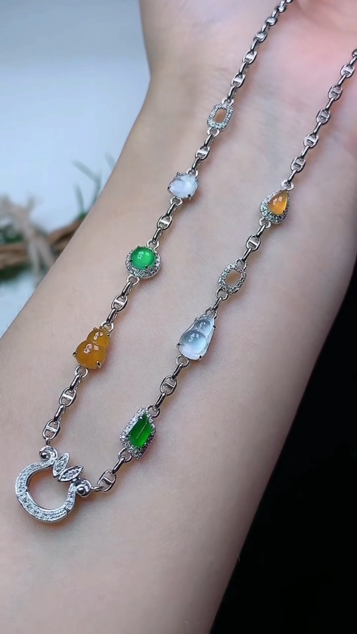 天然A货翡翠白冰葫芦项链，尺寸7.7-4.4-3.3，重量:5.44g4月26日
工厂直销收藏佳品,种好水足，色泽均匀，有种有色，上手高大气！