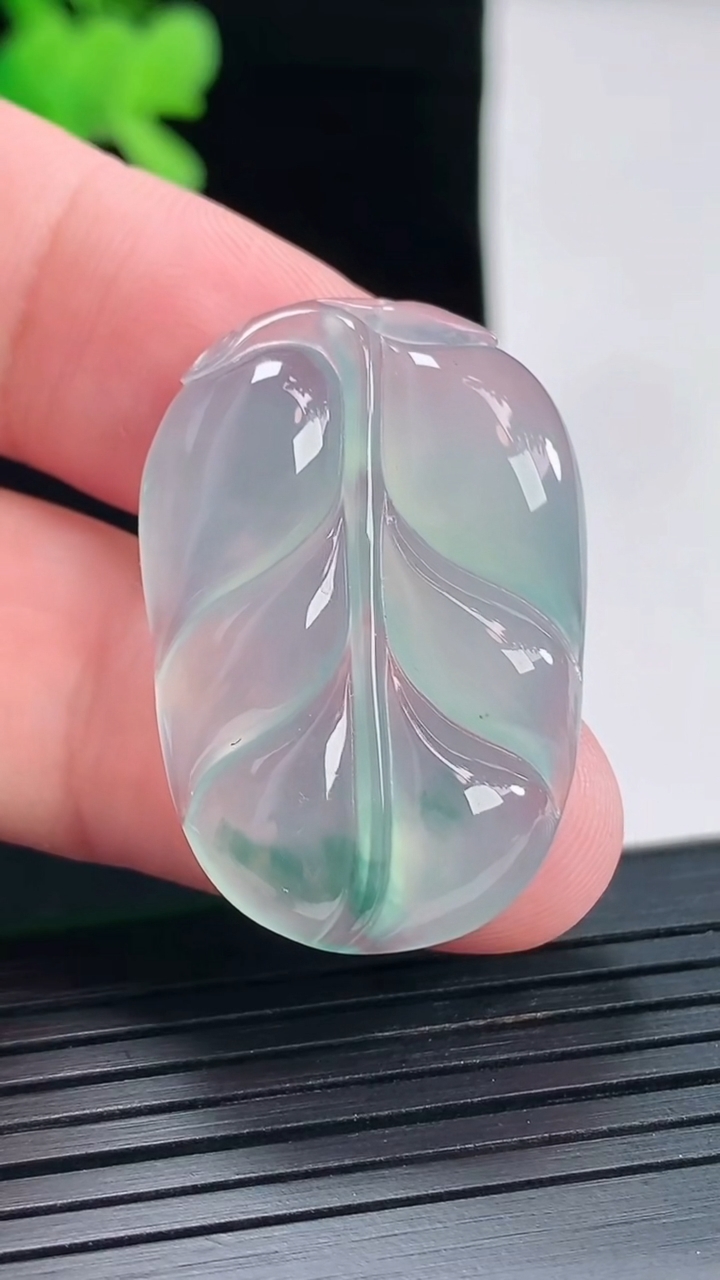 天然A货翡翠种飘花金枝玉叶 叶子吊坠，尺寸33-22-4.5重量:6.76g
4月26日