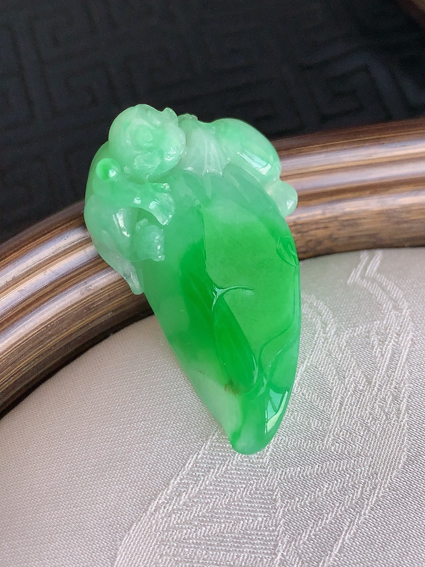 天然A货翡翠飘阳绿福瓜吊坠  
尺寸36.6-22.6-12.6mm 重量13.43g 0425