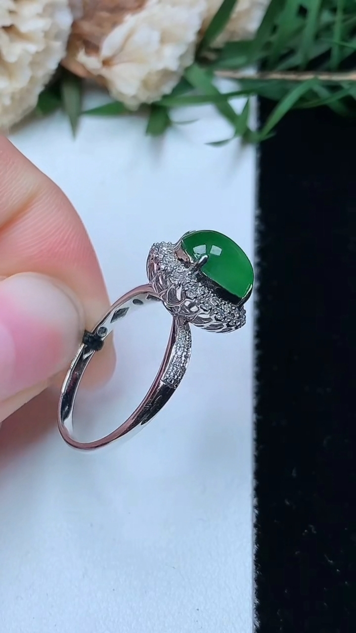 天然A货翡翠蛋面戒指，尺寸17-9-7.4，重量:2.67g
4月26日