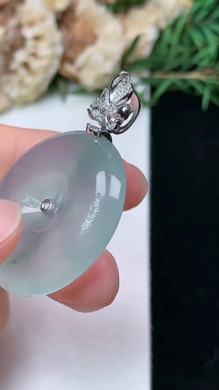 天然A货翡翠飘花平安扣吊坠，尺寸28.3-6.6，重量:12.00g
4月26日