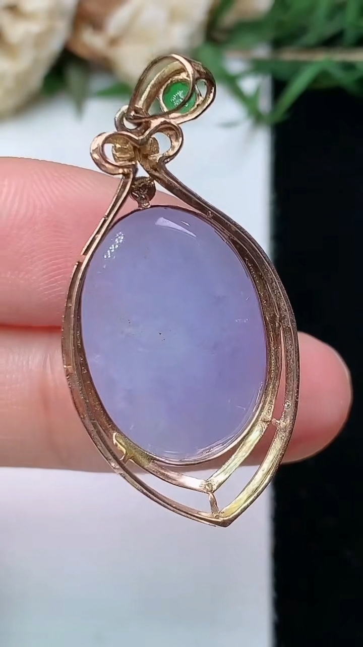 天然A货翡翠k金紫罗兰蛋面吊坠，尺寸36.5-17.2-10.3，裸石19.9-14.3，重量:5.33g
4月26日