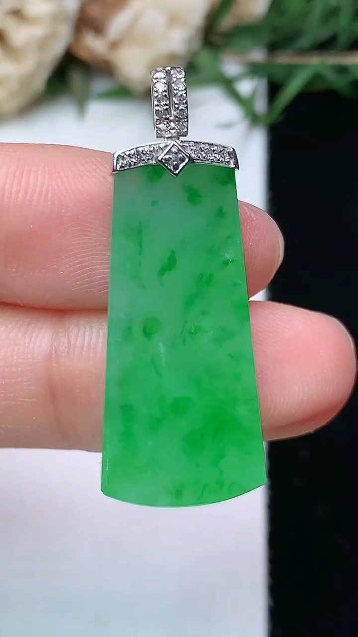 天然A货翡翠无事牌吊坠，尺寸26.4-12.8-3，重量:3.62g
4月26日