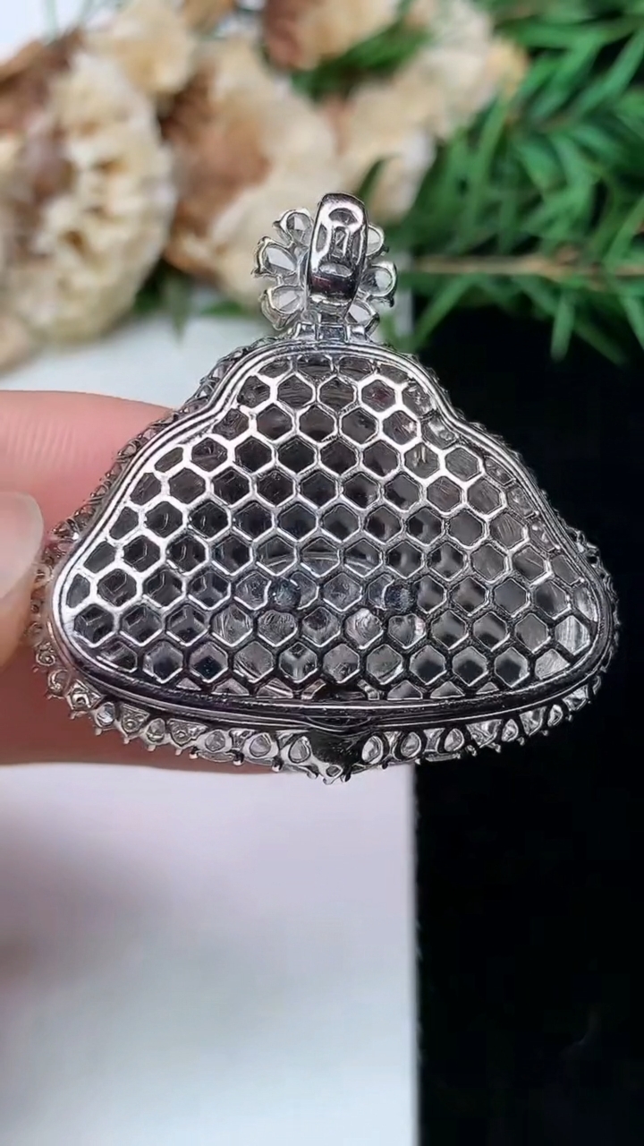 天然A货翡翠佛公吊坠，尺寸36.6-36.3-11.4，裸石21.2-31.9，重量:10.78g
4月26日，重量:10.78g