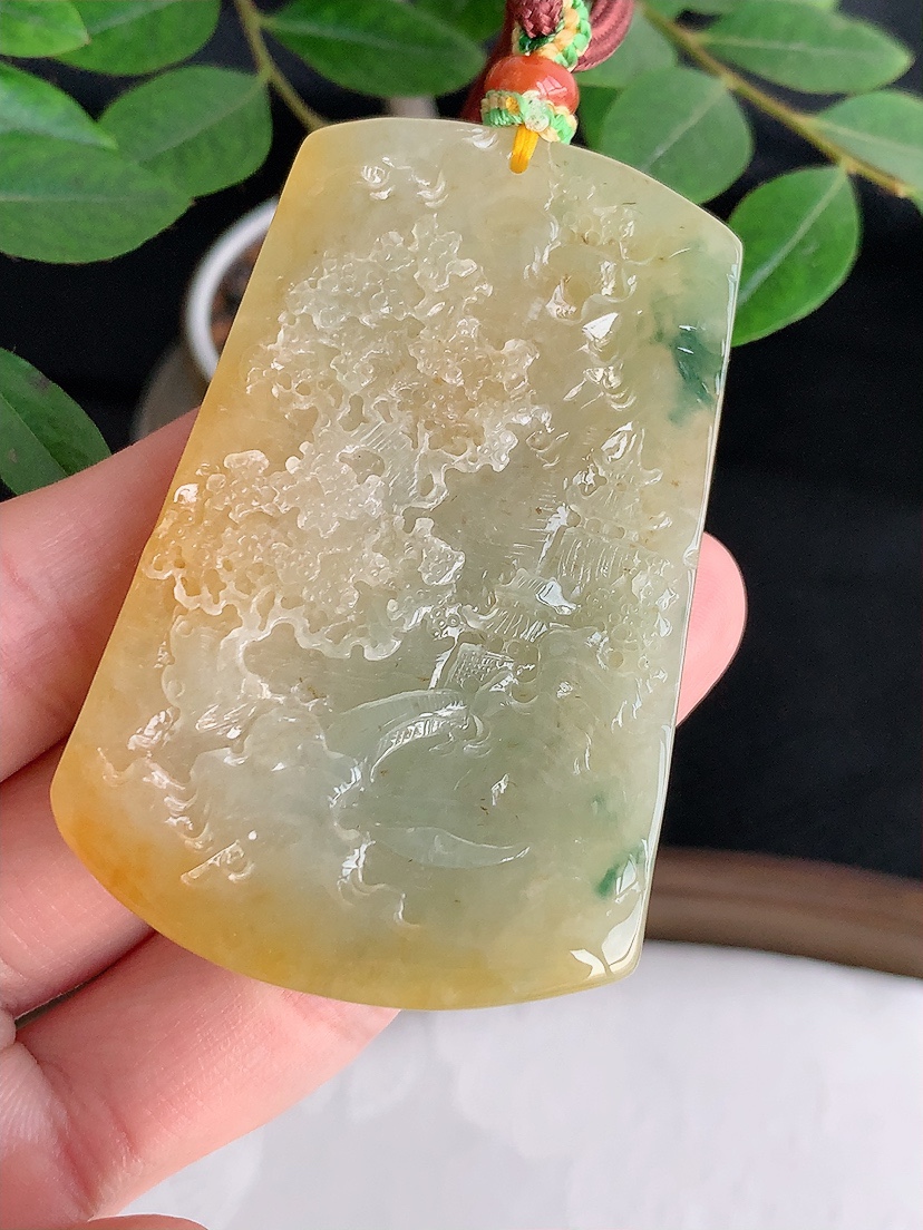 天然A货翡翠黄翡飘花意境山水牌吊坠 
尺寸62.6-41-11.5mm 重量63.53g 0425