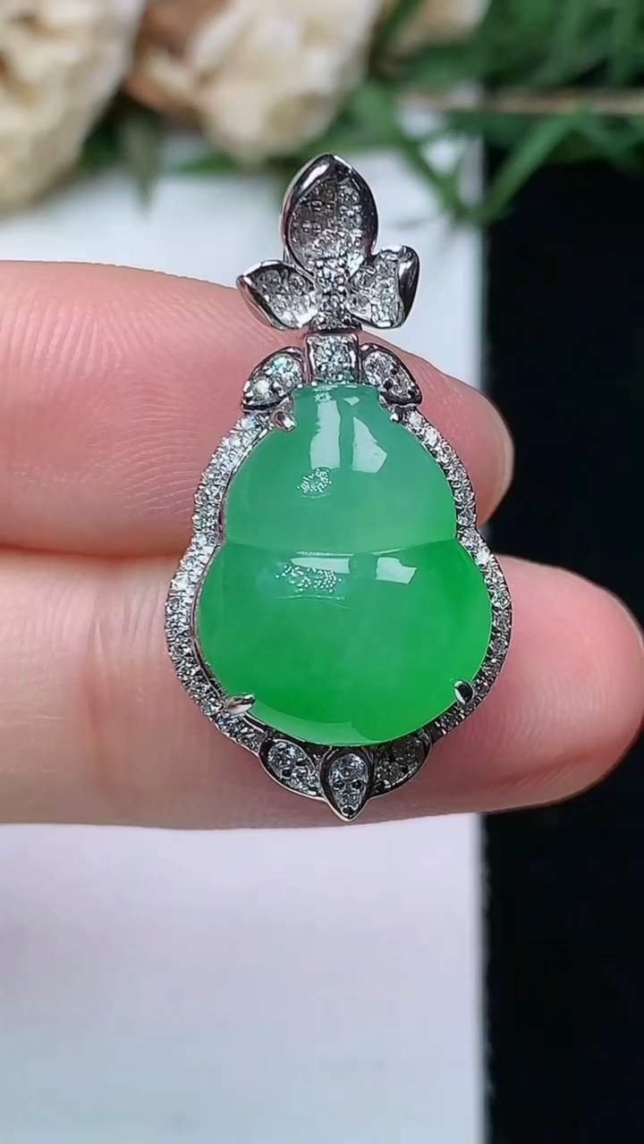 天然A货翡翠葫芦吊坠，尺寸27.7-14.7-9.2，裸石14.7-12，重量:4.01g
4月26