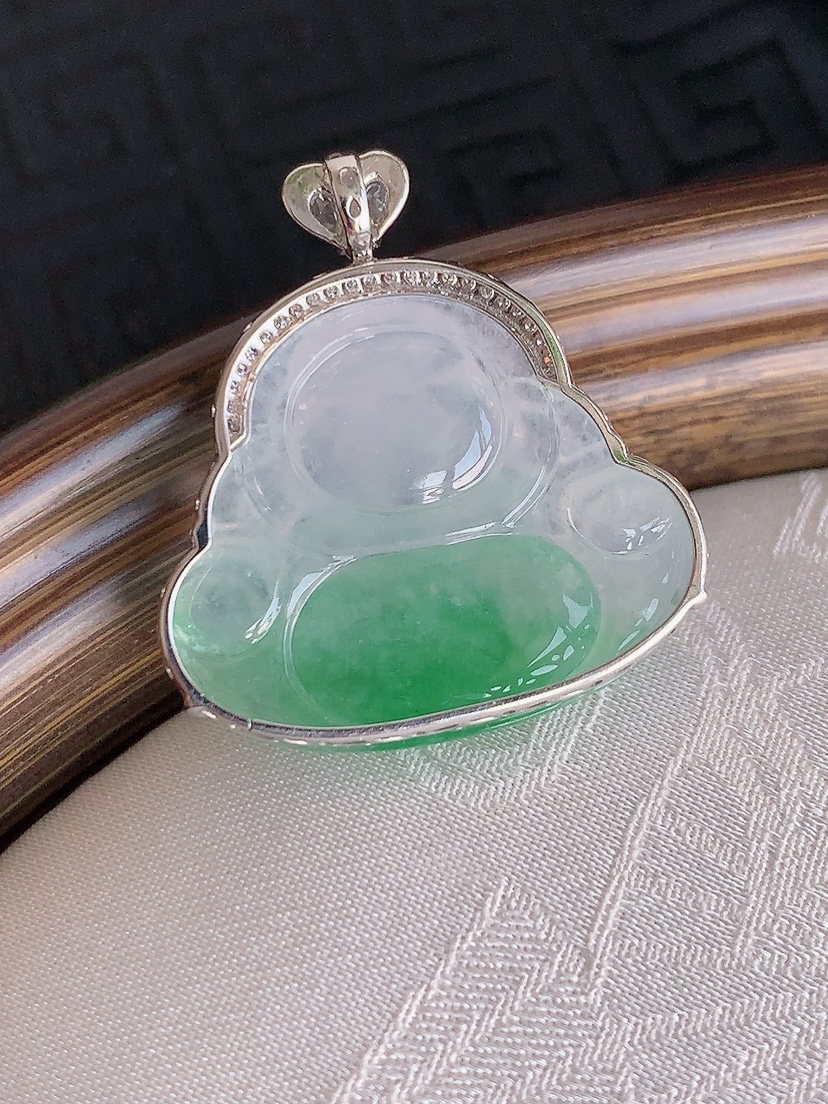 天然A货翡翠18K金伴钻镶嵌飘绿佛公吊坠 
尺寸26-19-24-7.5mm 重量4.90g 042