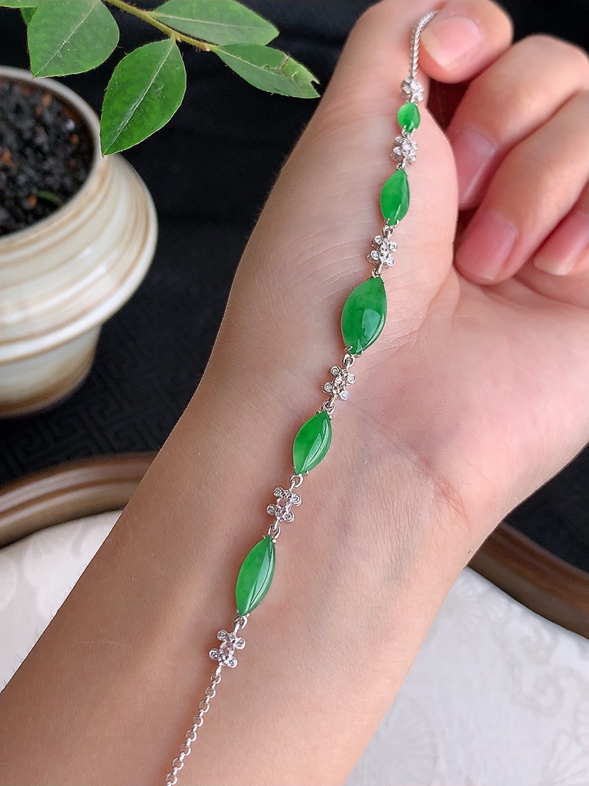 天然A货翡翠18K金伴钻镶嵌满绿随形手链 
尺寸13.2-6.5-2.6mm 重量4.64g 042