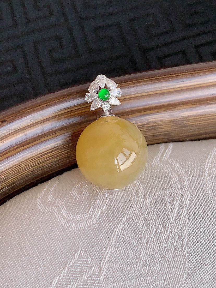 天然A货翡翠18K金伴钻镶嵌黄翡圆珠转运珠吊坠 
尺寸21-12.5mm 重量4.05g 0425