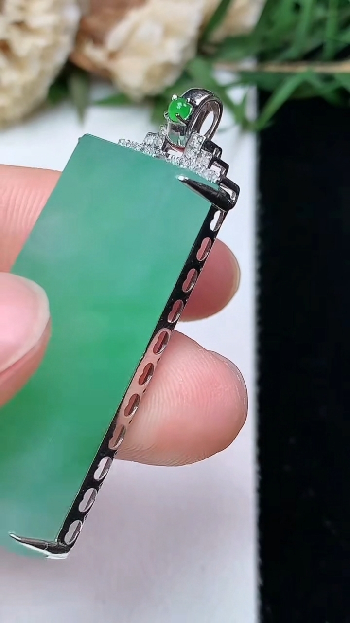 天然A货翡翠无事牌吊坠，尺寸33.7-15.5-8.2，重量:11.22g
4月26日