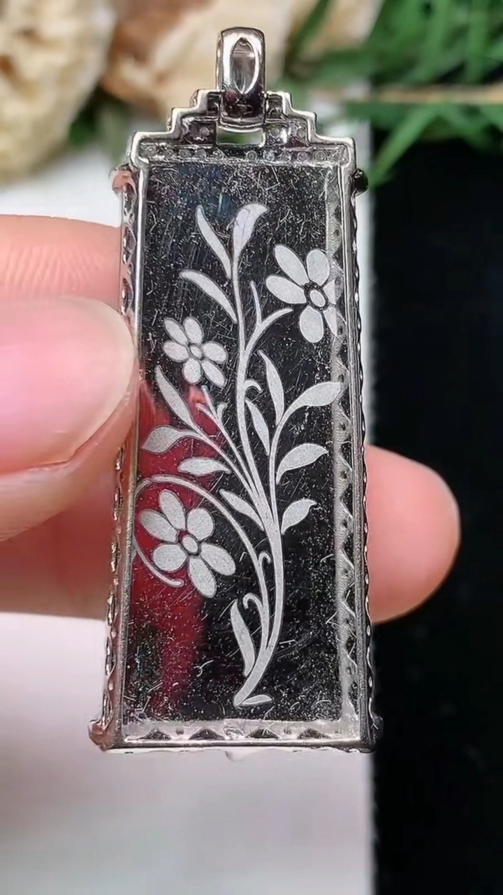 天然A货翡翠无事牌吊坠，尺寸33.7-15.5-8.2，重量:11.22g
4月26日