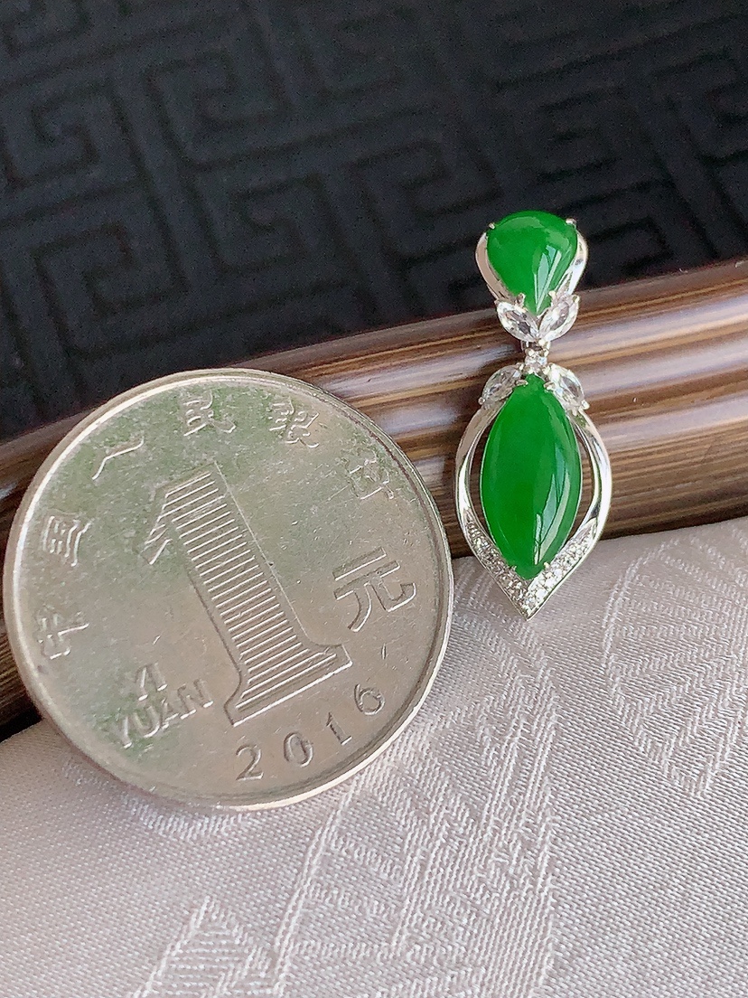 天然A货翡翠18K金伴钻镶嵌满绿水滴吊坠 
尺寸23.6-9-5裸石11.6-5.6mm 重量1.40g 0425