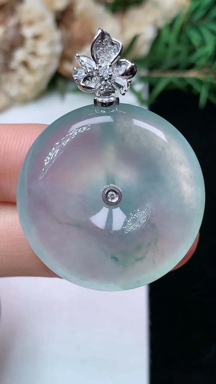 天然A货翡翠飘花平安扣吊坠，尺寸28.3-6.6，重量:12.00g
4月26日