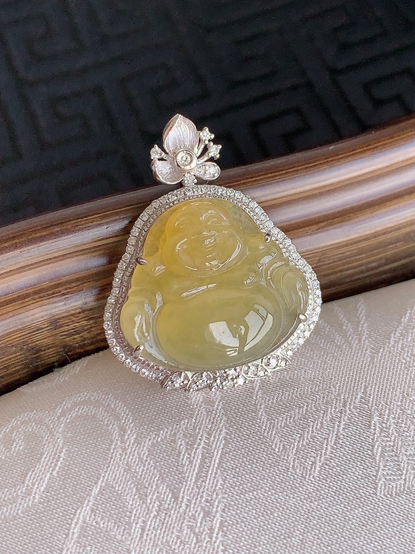 天然A货翡翠18K金伴钻镶嵌黄翡佛公吊坠 
尺寸25.6-20.5-7裸石15.6-17mm 重量3