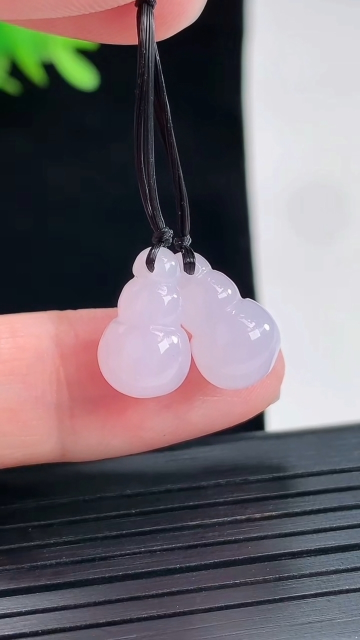 天然A货翡翠紫罗兰葫芦吊坠一对，尺寸14-8-8.5重量:2.86g
4月26日