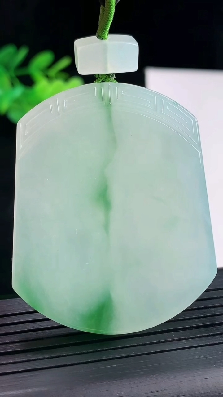 天然A货翡翠仿古无事牌吊坠，尺寸52-42.6-6重量:39.54g
4月26日