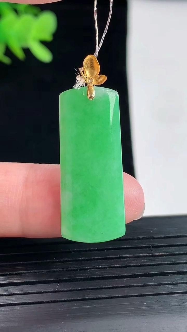 天然A货翡翠无事牌吊坠，尺寸30-12-3重量:3.14g
4月26日